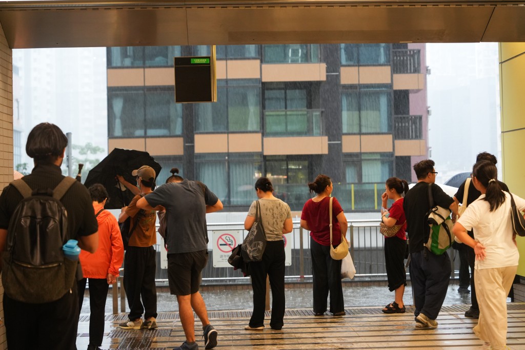 天文台早上9時10分,發出黑色暴雨警告信號。資料圖片 天文台早上9時10分,發出黑色暴雨警告信號。資料圖片