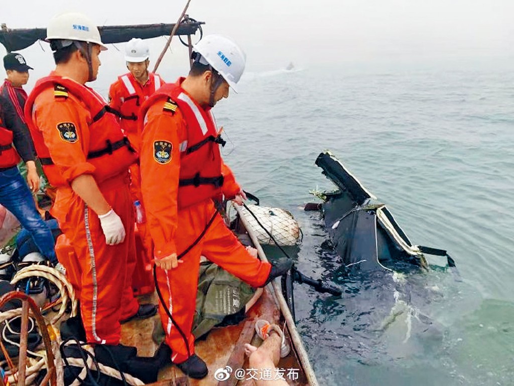 ■救援人員打撈出直升機殘骸。