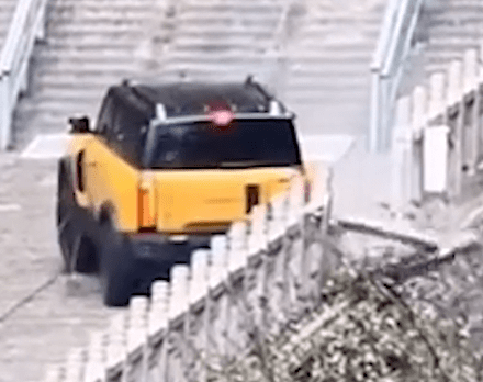 奇瑞汽車在張家界天門山國家森林公園「試車」導致意外。千里眼 奇瑞汽車在張家界天門山國家森林公園「試車」導致意外。千里眼