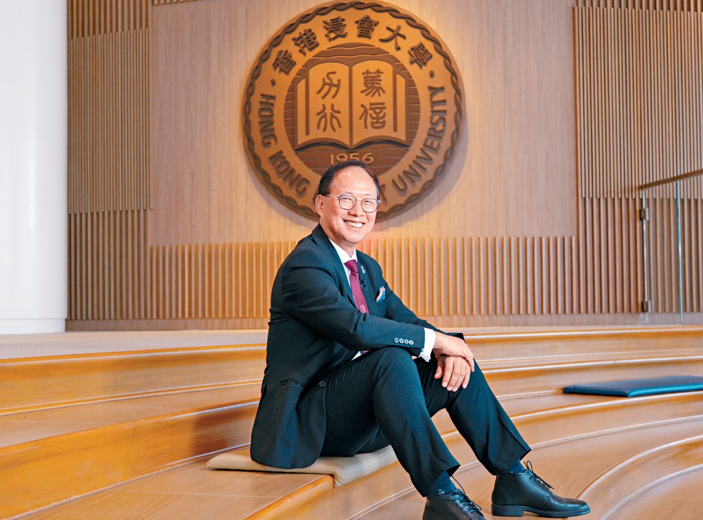 浸會大學校長衞炳江帶領院校積極部署進駐北都大學城，同時將優勢學科如中醫藥學轉型改革，推動本港的中西醫協作與專業化。