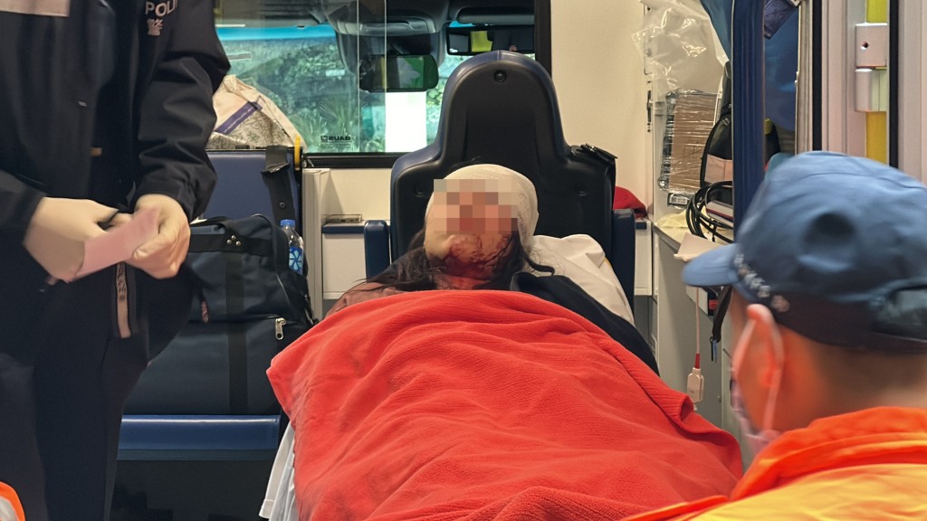 受伤女儿由救护车送往伊利沙伯医院。梁国峰摄
