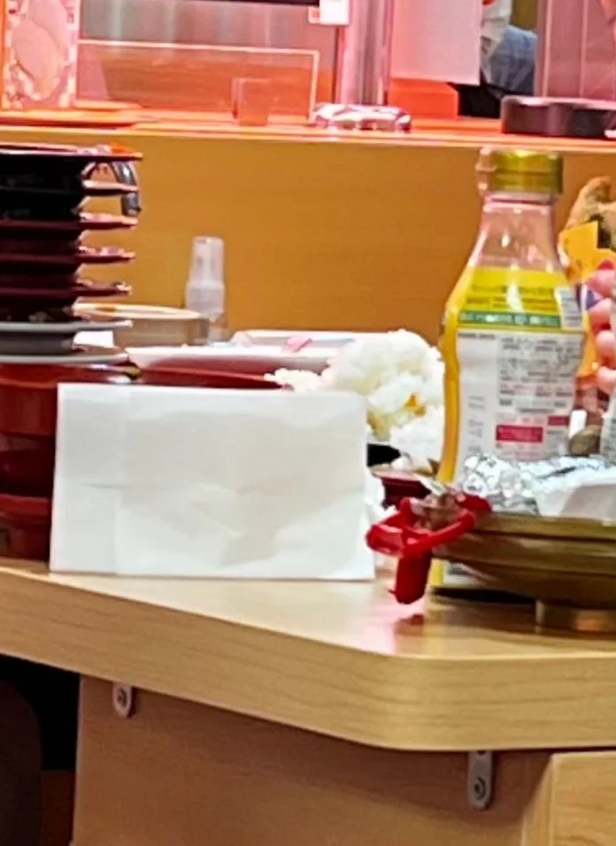 2女客於壽司店齋食刺身，剩下白飯堆如小山丘。Dcard討論區圖片