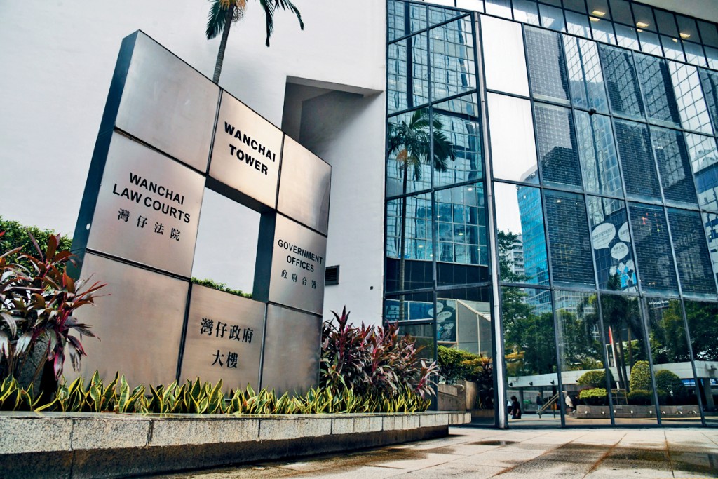 19歲少女網戀分手後遭禁錮於觀塘某單位，多次遭掌摑拳打腳踢，更被要求口交及遭勒索。