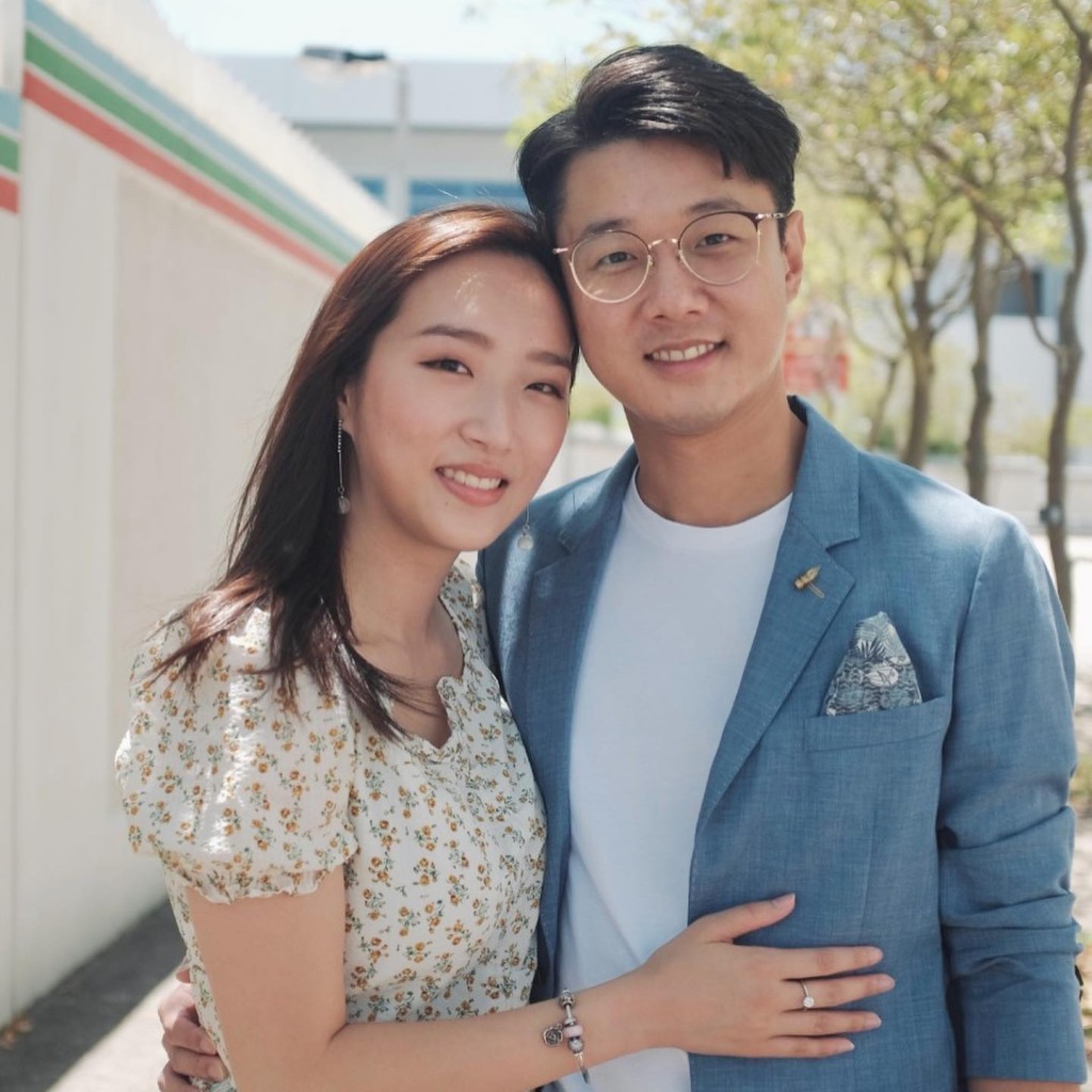 鄧詩穎丈夫梁永祥（右）曾為TVB財經主播，現任職HOY TV助理編輯及採訪主任（地產），有網民估計她會跟丈夫過檔。