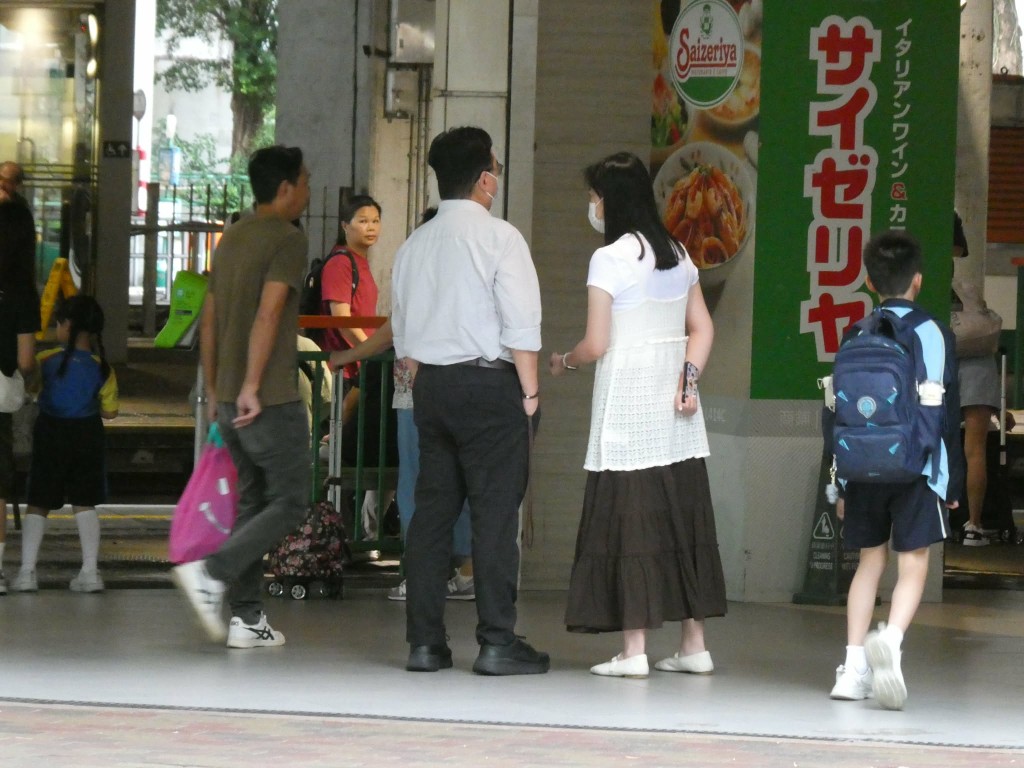有學校老師在良景輕鐵站附近守候,籲學生盡快回校。歐文瀚攝 有學校老師在良景輕鐵站附近守候,籲學生盡快回校。歐文瀚攝