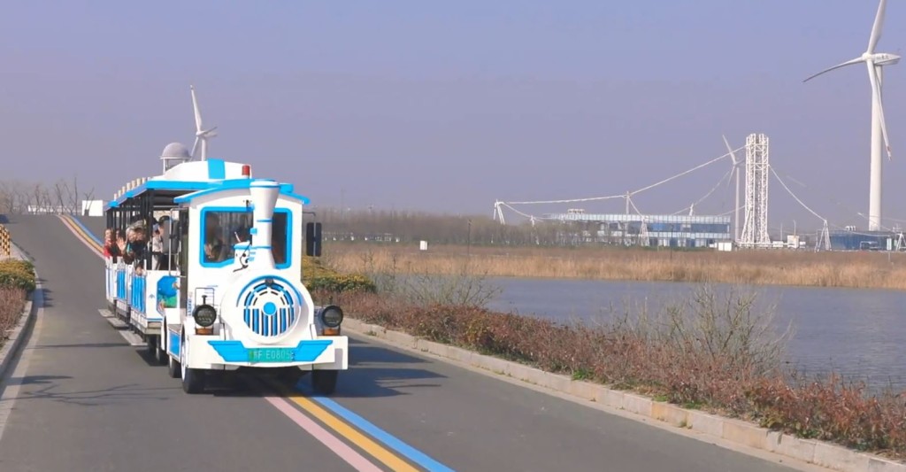 江蘇南通啟東市黃金海灘景區，一輛載有17人的觀光小火車18日遭強風吹落海致4人遇難。示意圖。抖音
