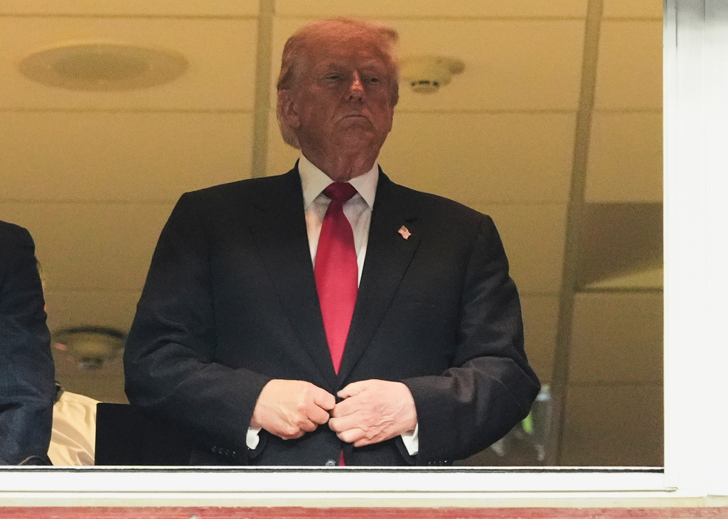 當特朗普在中場為一批新兵宣讀入伍誓詞時，場內噓聲仍不斷，現場氣氛頗為對立。美聯社