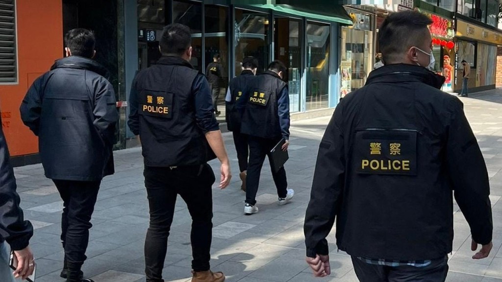 警方巡查尖沙嘴一帶食肆。警方圖片