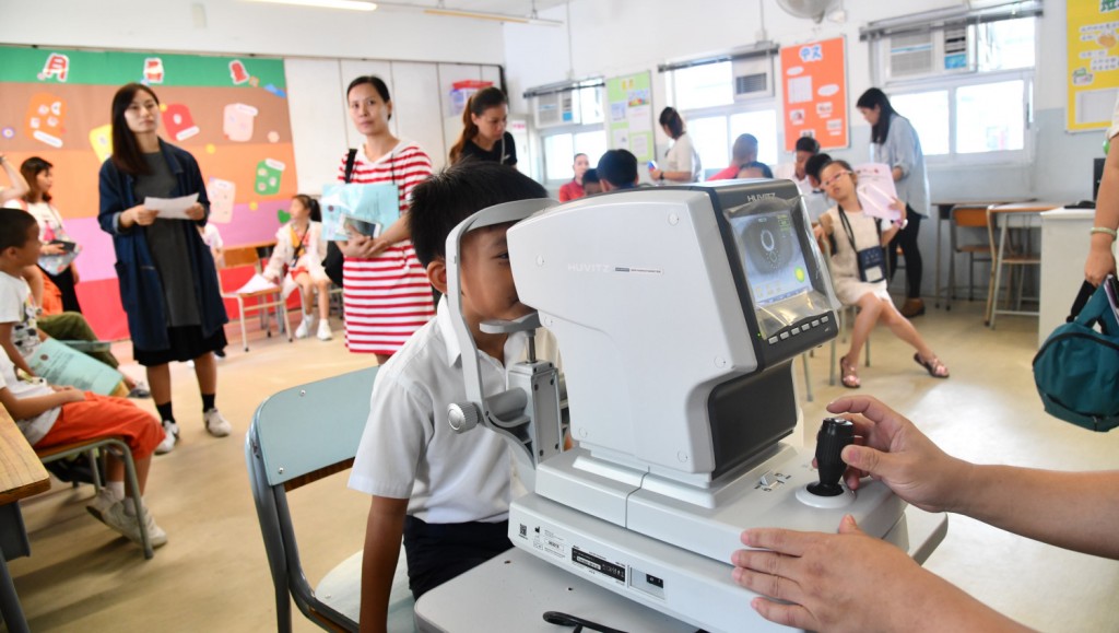 调查发现两成近视小学生首次验眼近视已达275度。资料图片