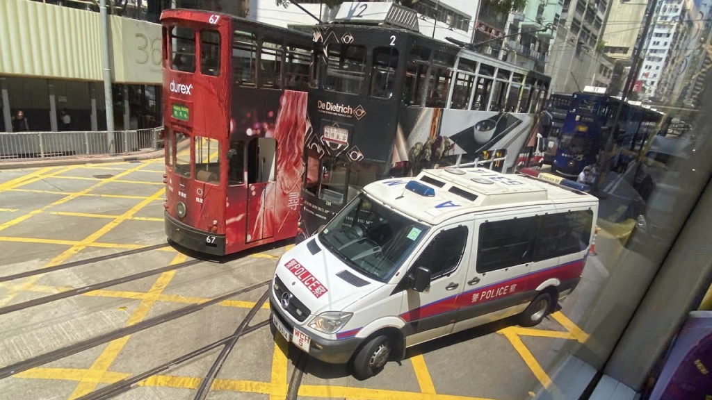 下午1時許,一輛電車與警車相撞。FB群組「馬路的事討論區」圖片