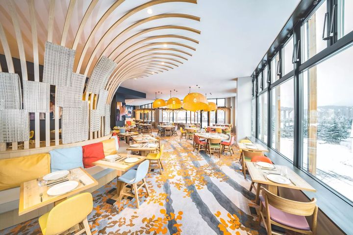 Club Med Tomamu的餐厅，设计型格现代，是打卡热点。