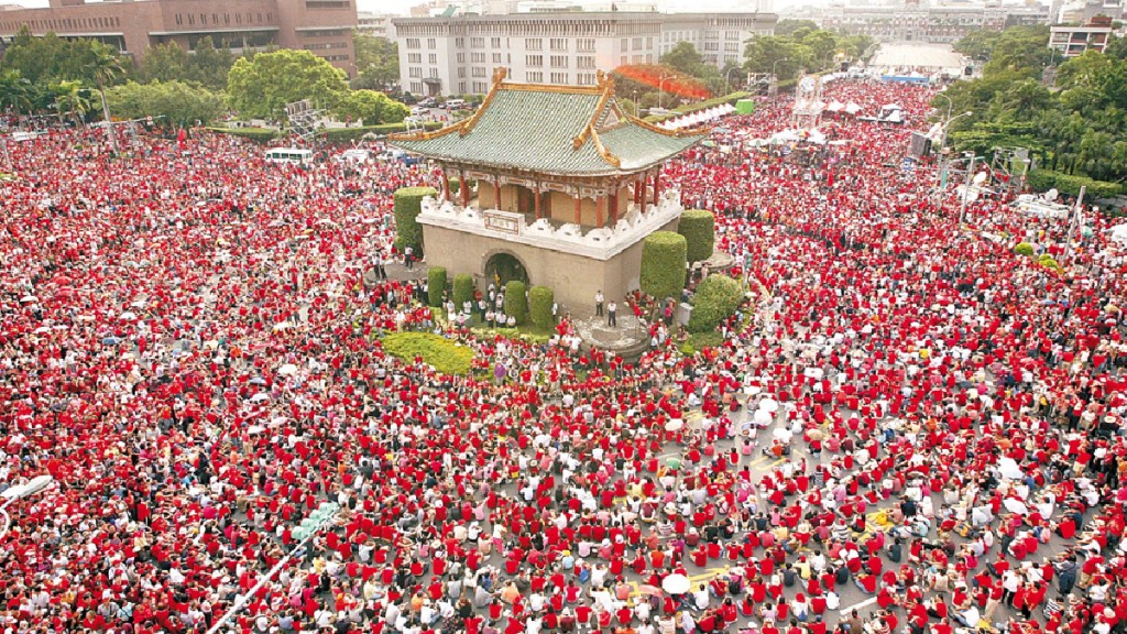 施明德2006年癹动百万“红衫军”上街要求贪腐的陈水扁下台。中时