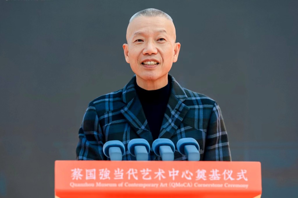 煙花藝術大師蔡國強昨於泉州舉行白天煙花表演。中新社