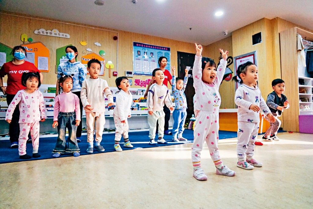 為促進生育，各地開辦嬰幼兒託育班。