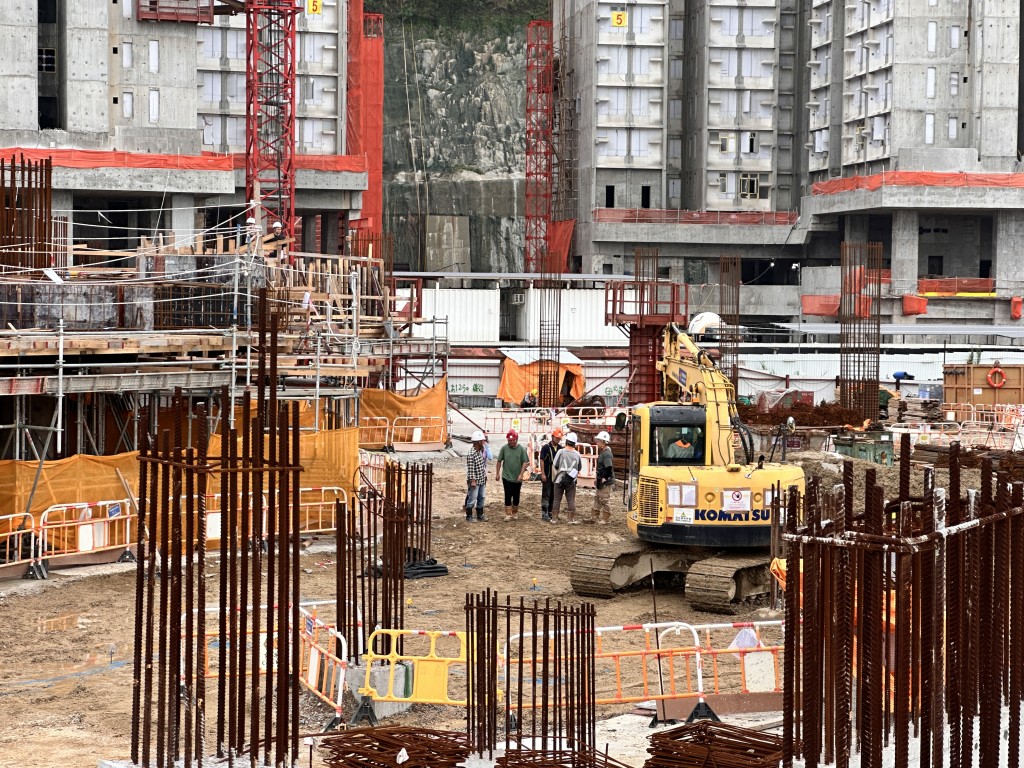 在大埔宏福苑火災後，政府計劃立法規定在地盤實施全面禁煙。資料圖片