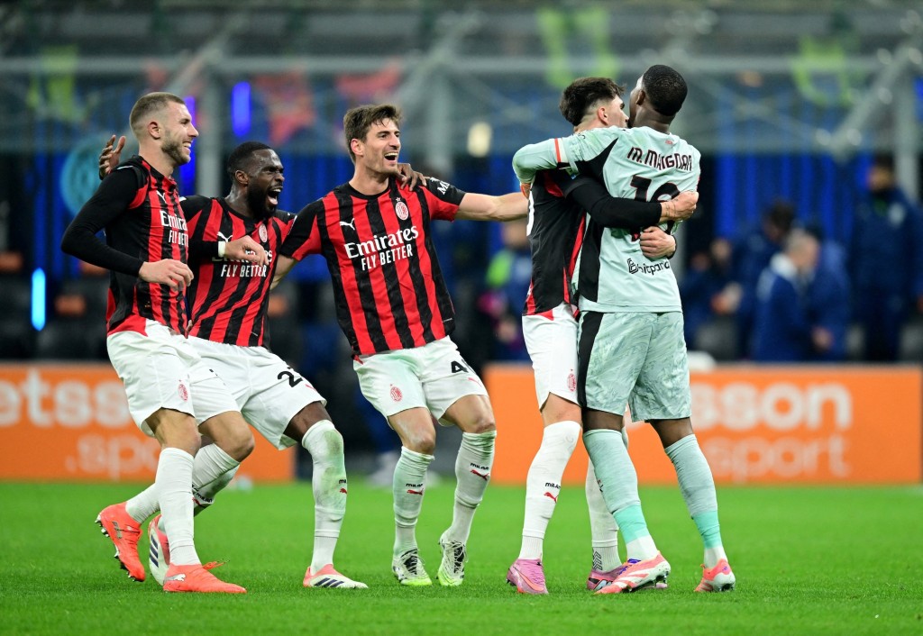 AC米蘭球員與救出12碼的邁治蘭慶祝。路透社