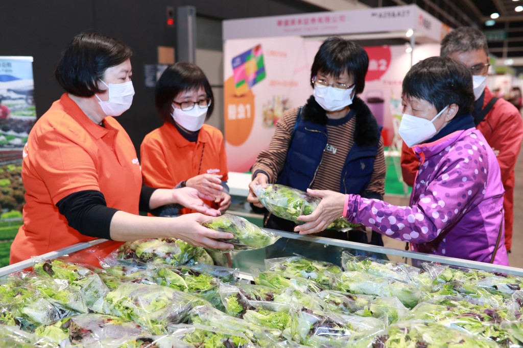 展會與本地農場合作，每日向頭1,000名入場人士送出有機沙津菜或有機蕃茄一包。