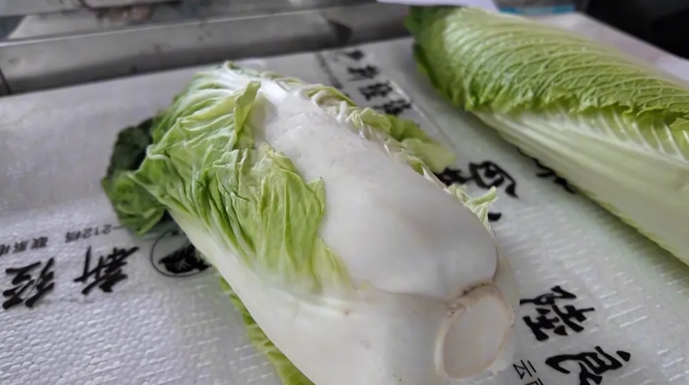 有蔬菜檔口老闆表示,他們進貨會專門問貨源地。城事特搜 有蔬菜檔口老闆表示,他們進貨會專門問貨源地。城事特搜
