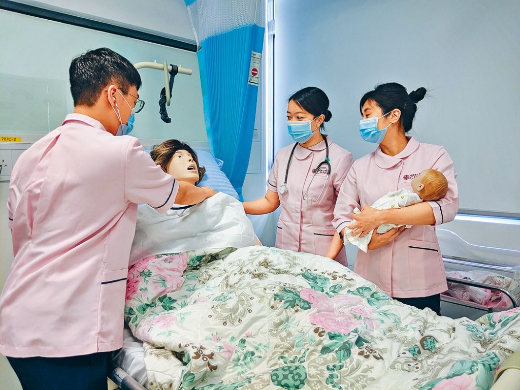 何卓賢（左起）、李澆同、王志婷順利完成實習，即將入職成為公立醫院註冊護士。