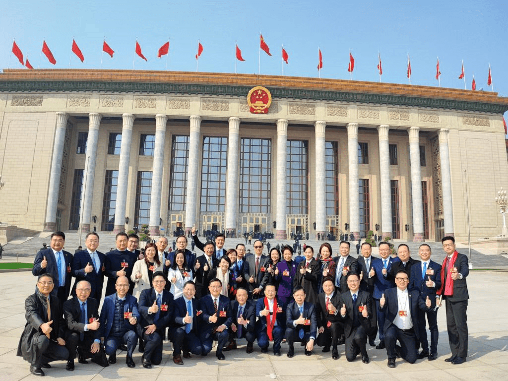 港區全國人大代表團於北京人民大會堂前合照。