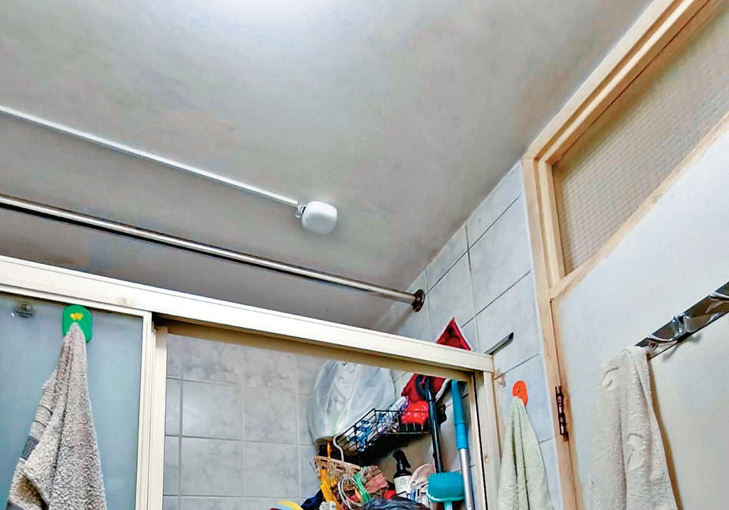 房屋署為長者設置「家居跌倒感測器」。 