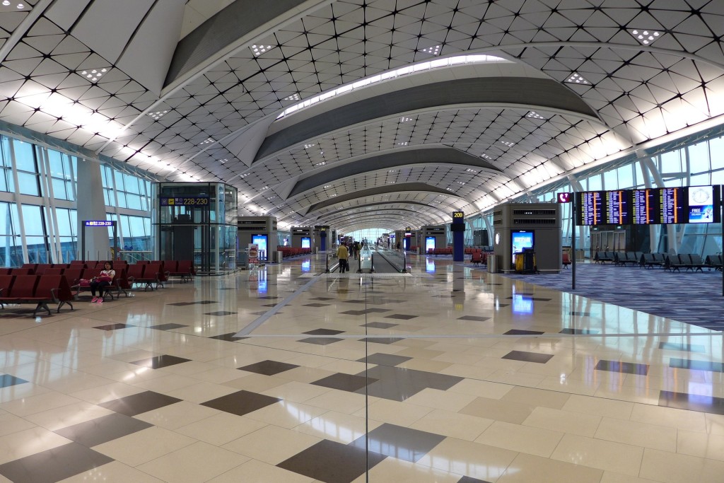 赤鱲角國際機場中場客運廊離港層候機廳。機管局