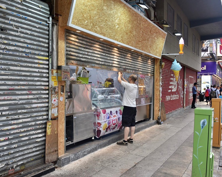 女人街店鋪提早落閘。