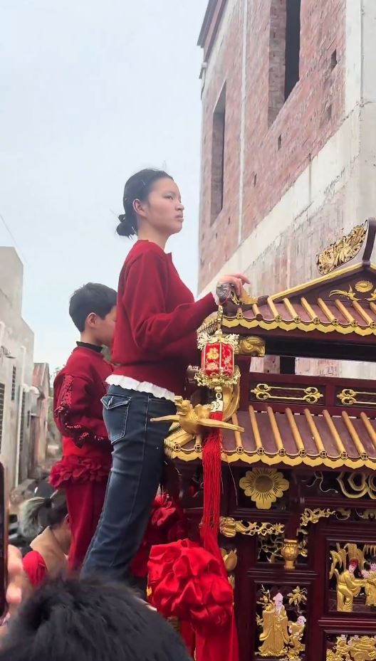 许某蓝被强请上轿与男童完成仪式。