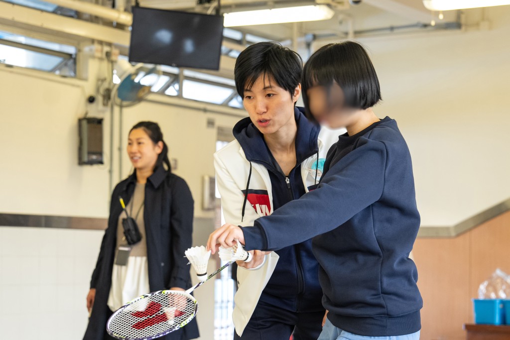 前羽毛球港隊成員葉姵延（黑妹）化身為「友晴TEEN使」，特意來到勵敬懲教所。