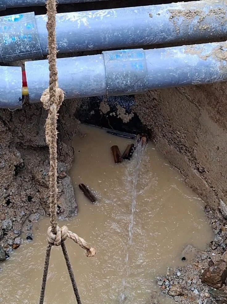 屯門青山公路近屯興路有食水管爆裂。FB:滴惜仔 屯門青山公路近屯興路有食水管爆裂。FB:滴惜仔