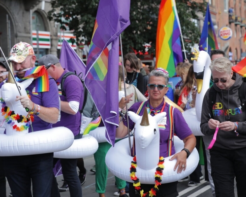 游行是新冠疫情爆发以来，当地举行最大规模的其中一次。AP图片