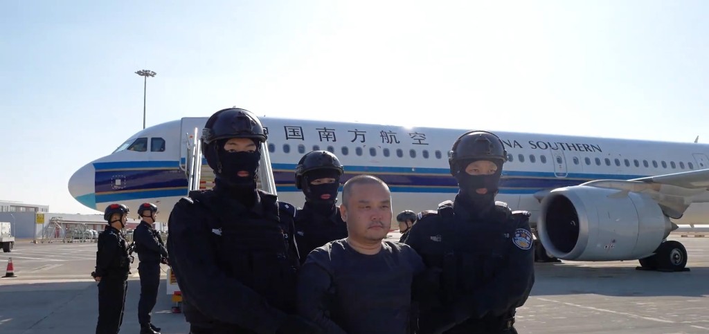 陈志犯罪集团骨干成员李雄被押解回国。《人民日报》 陈志犯罪集团骨干成员李雄被押解回国。《人民日报》