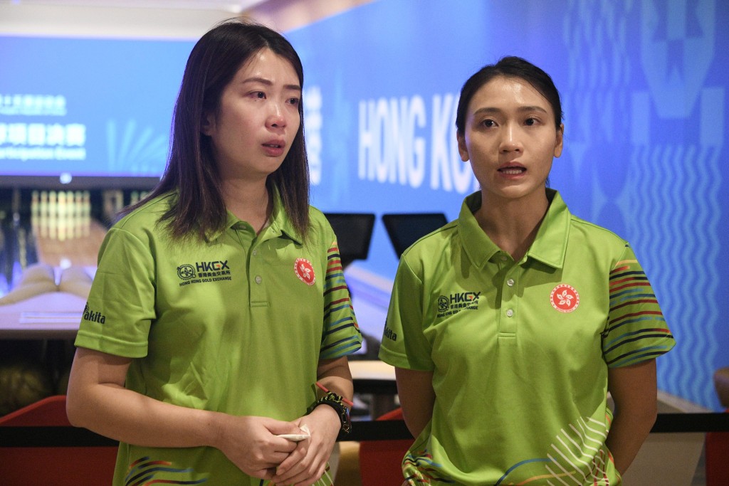 香港女雙組合梁芝榕(右)及李詠茵對今日表現未如理想感到失望。陳浩元攝 香港女雙組合梁芝榕(右)及李詠茵對今日表現未如理想感到失望。陳浩元攝