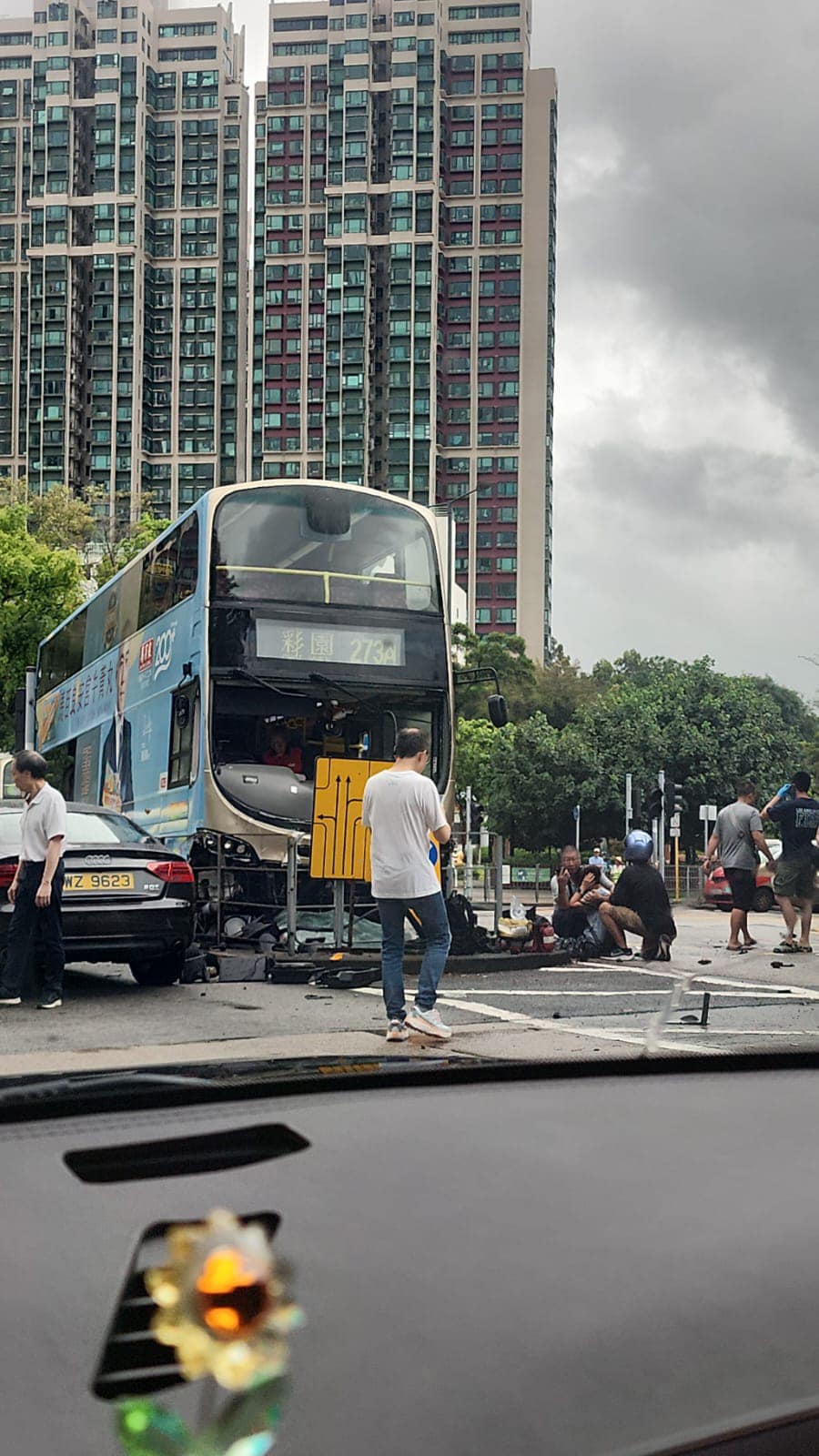 巴士遭货车拦腰撞再撼栏。网上图片