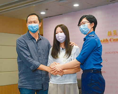 ■馮生及馮太感謝消防隊目（控制）梁雪兒（右）指導進行心肺復甦法。