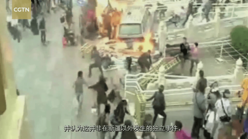 吉普车撞向了天安门城楼前金水桥的护栏后起火。 中国环球电视网截图