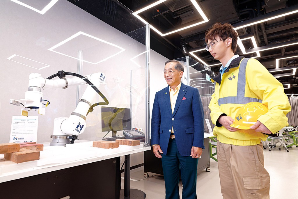 建造业议会主席何安诚教授工程师指出,业界正积极配合国家「十五五」规划,以「AI+」策略全面驱动行业升级,培育未来建造业生力军。 建造业议会主席何安诚教授工程师指出,业界正积极配合国家「十五五」规划,以「AI+」策略全面驱动行业升级,培育未来建造业生力军。