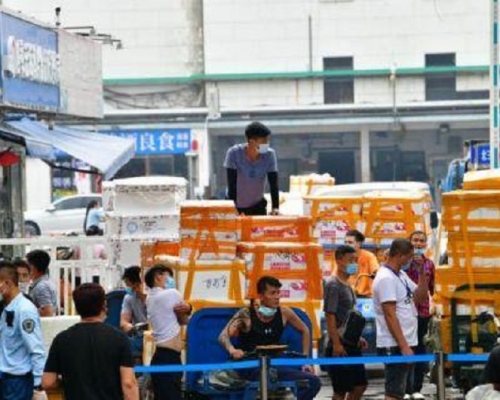 京深海鲜市场大批商户撤离。网上图片