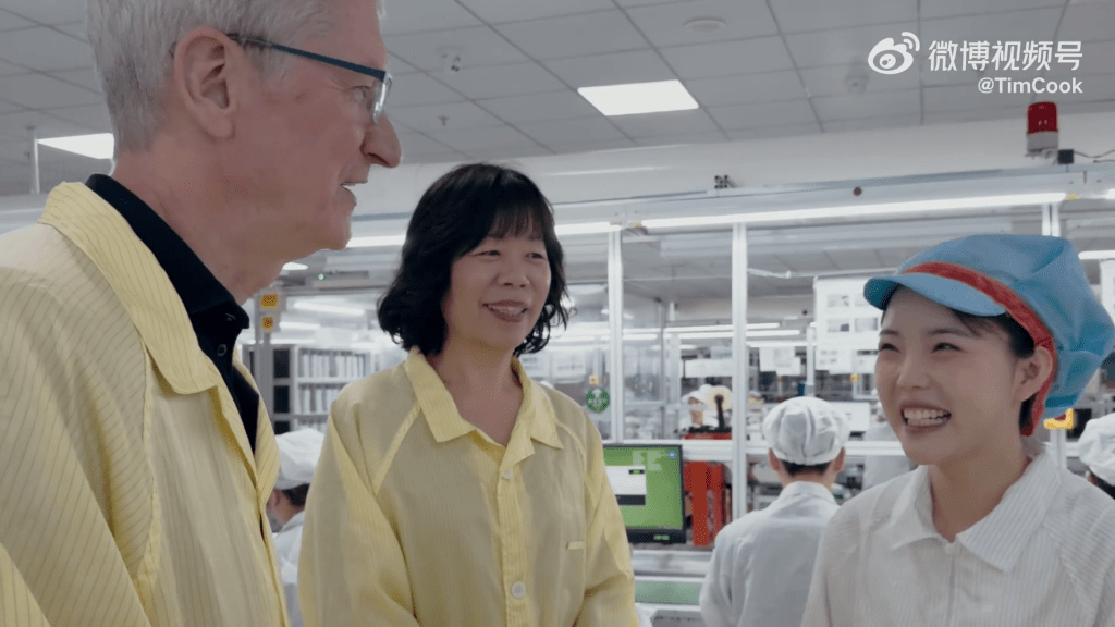 蘋果庫克參觀浙江的Apple Watch生產線，與女工聊天。 微博@timcook