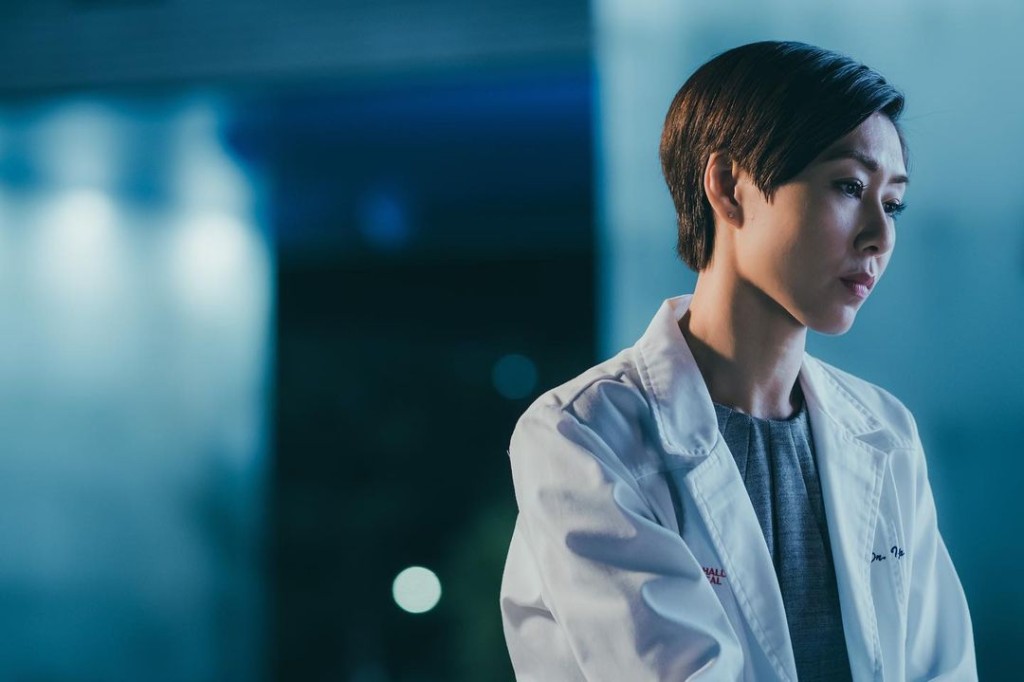 胡定欣在《白色強人II》中飾演腫瘤科部門主管兼顧問醫生葉晴（圖片來源：nwuuu IG）