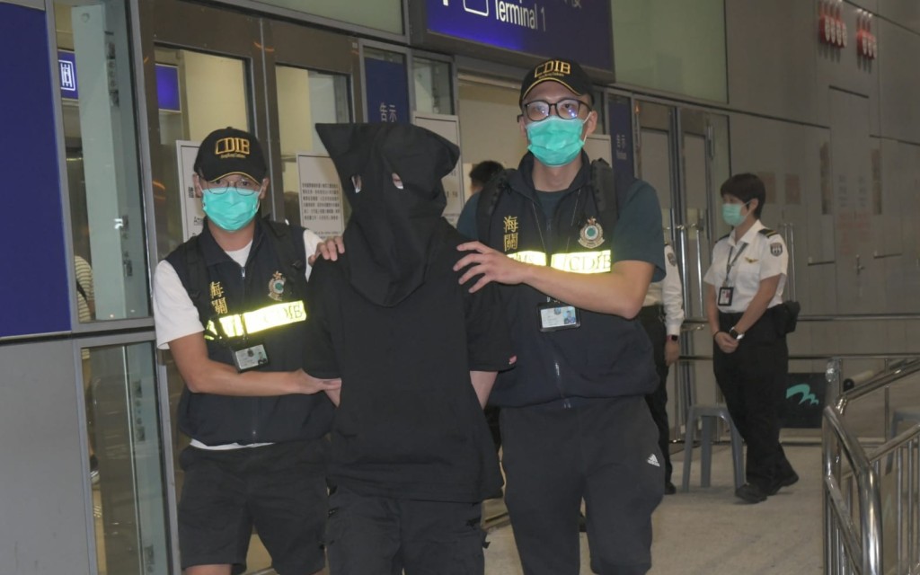 海關檢獲約2.9公斤可卡因，拘捕一名17歲男子。