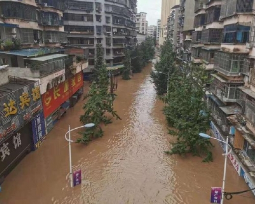 四川巴中等上游地區暴雨影響,造成達州渠江等河流水位上漲。網上圖片