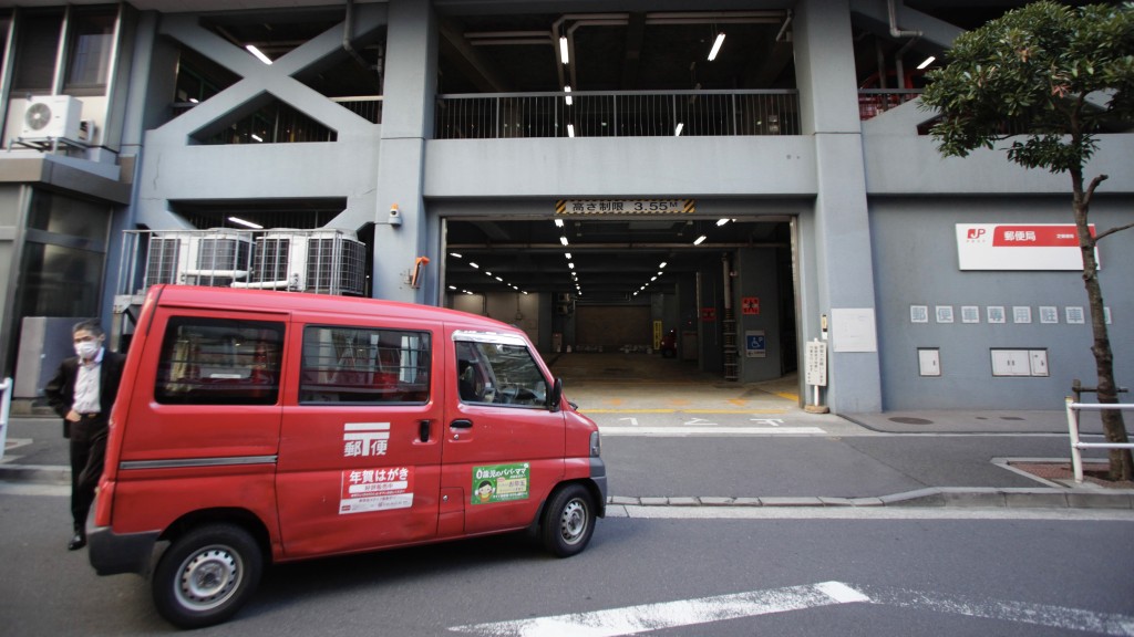 一車郵件運抵東京一間郵局。 美聯社