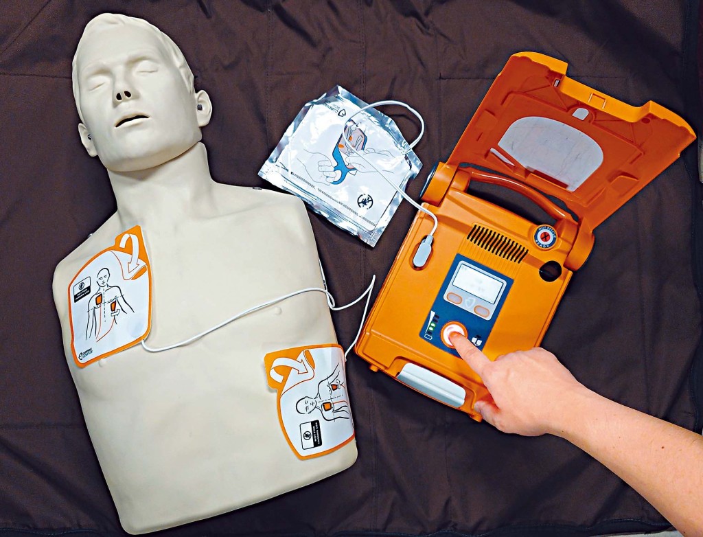 AED有語音指示及自動心律分析功能，即使無接受過訓練亦可使用。