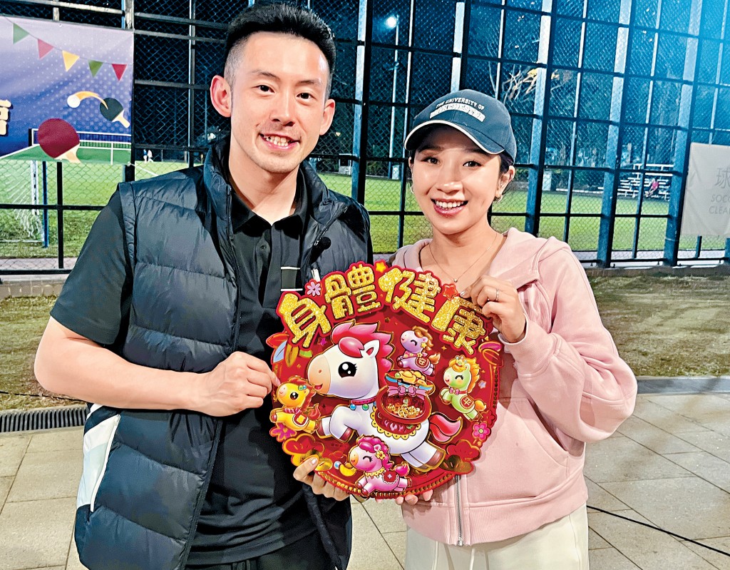 黃鎮廷攜同太太Stella(右)及女兒出席燒烤晚會，並祝大家馬年身體健康。