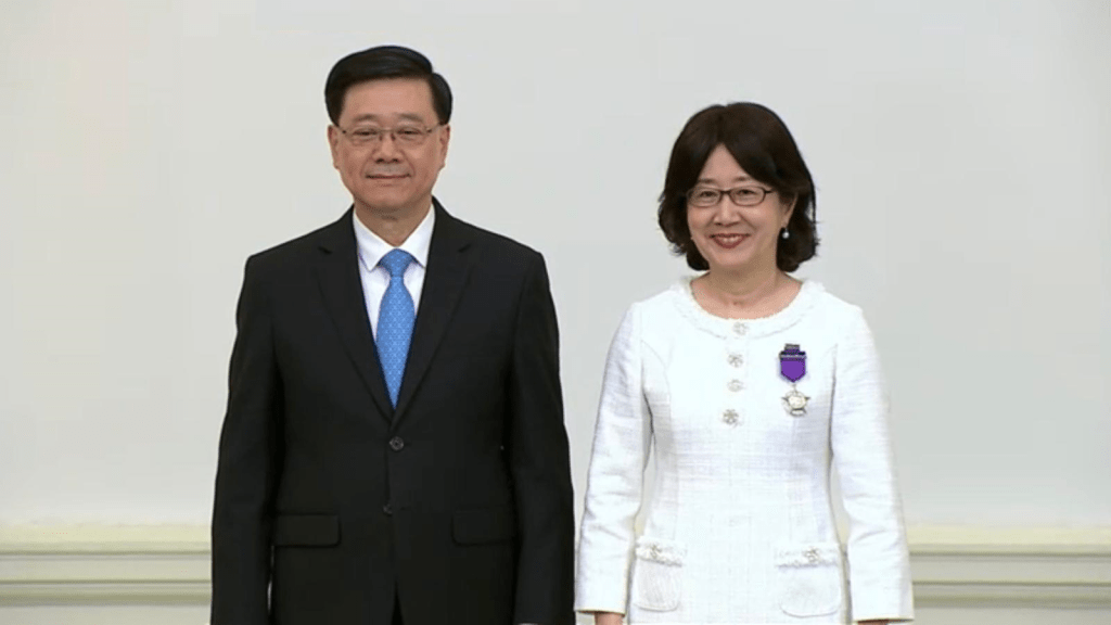 私隱專員鍾麗玲（右）獲行政長官李家超（左）頒授銀紫荊星章。