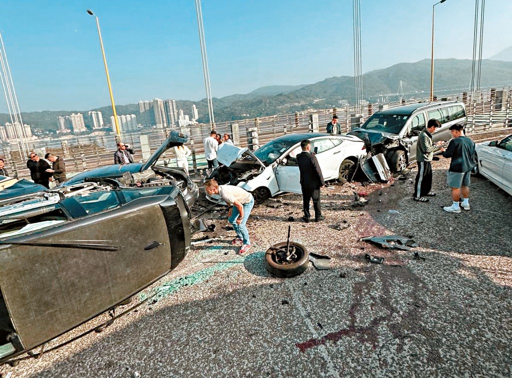 青馬大橋發生10車連環相撞後，現場一片混亂。