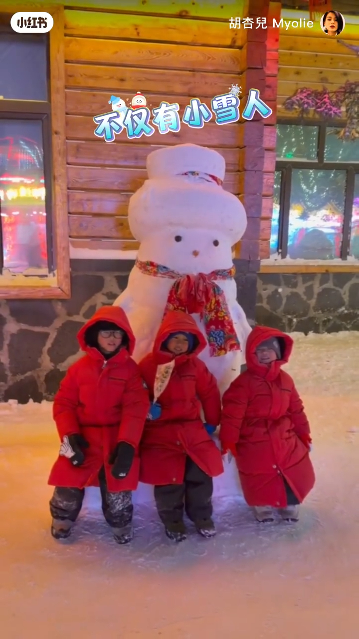 胡杏兒三個囝囝,跟小雪人合照。 胡杏兒三個囝囝,跟小雪人合照。