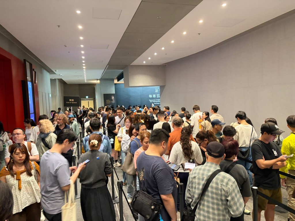 西九故宫出现长长的排队人龙。