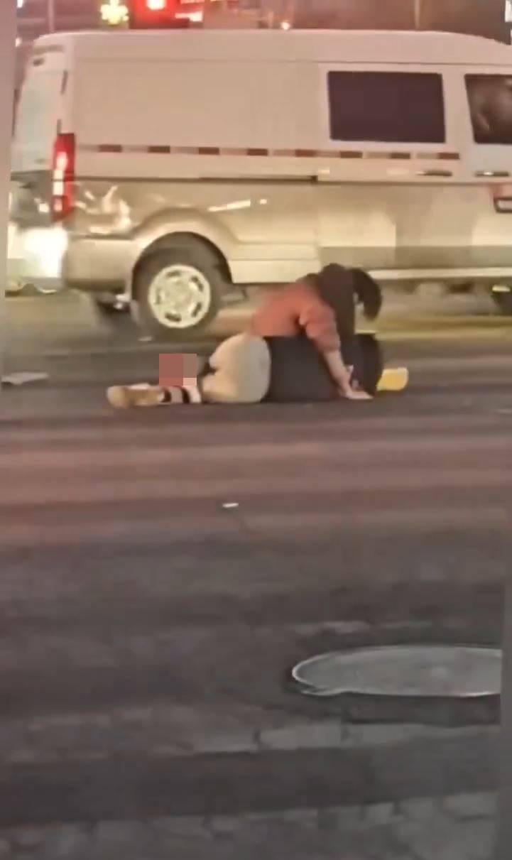 河北有外卖骑手疑闯红灯挨撞,同车女友左小腿飞脱。 河北有外卖骑手疑闯红灯挨撞,同车女友左小腿飞脱。